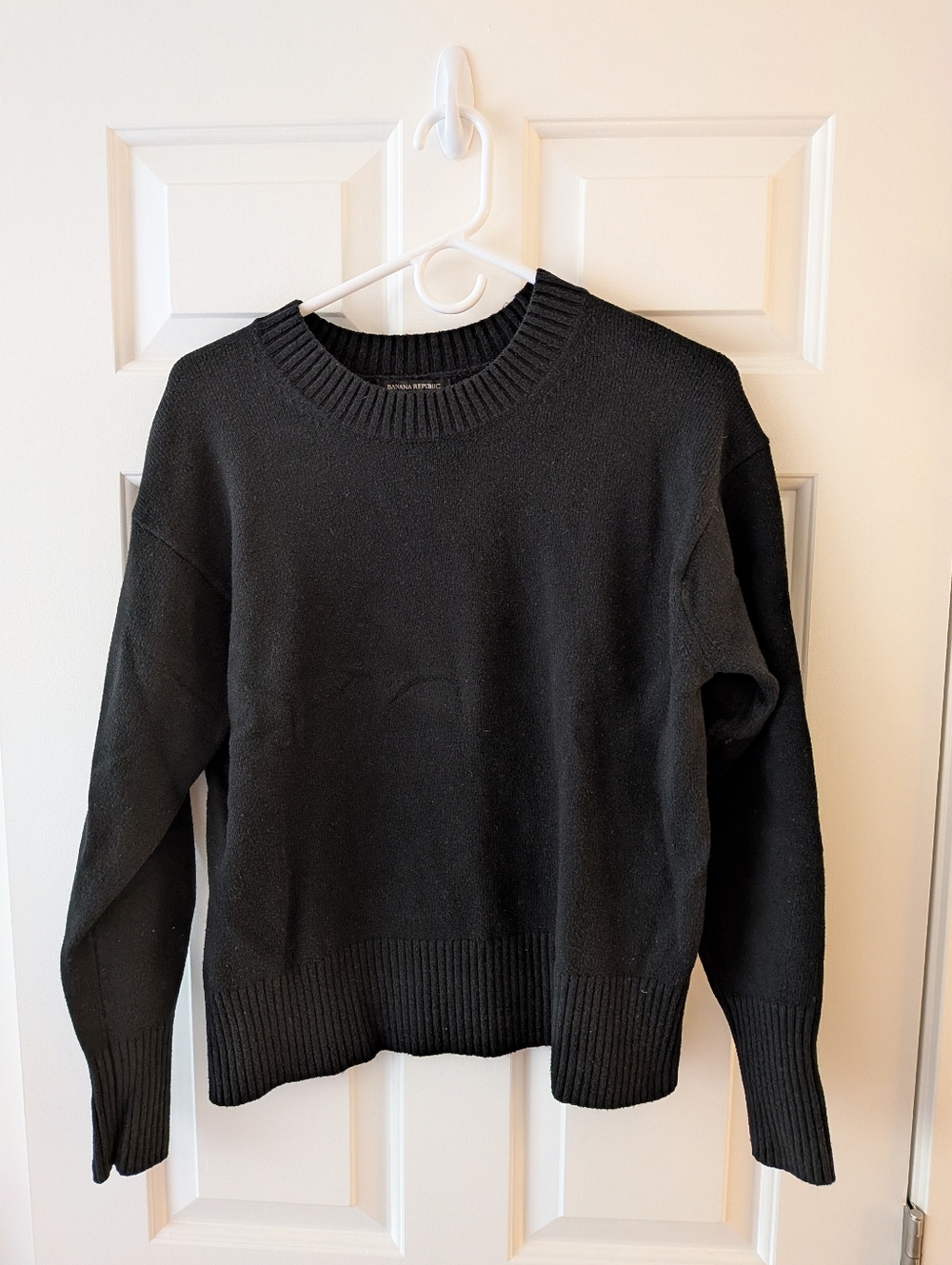 Women's Banana Republic Black Crewneck Sweater Size M